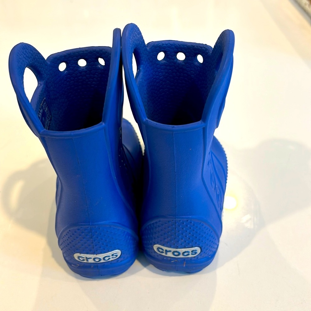 Crocs blue  toddler rain boots size 7.